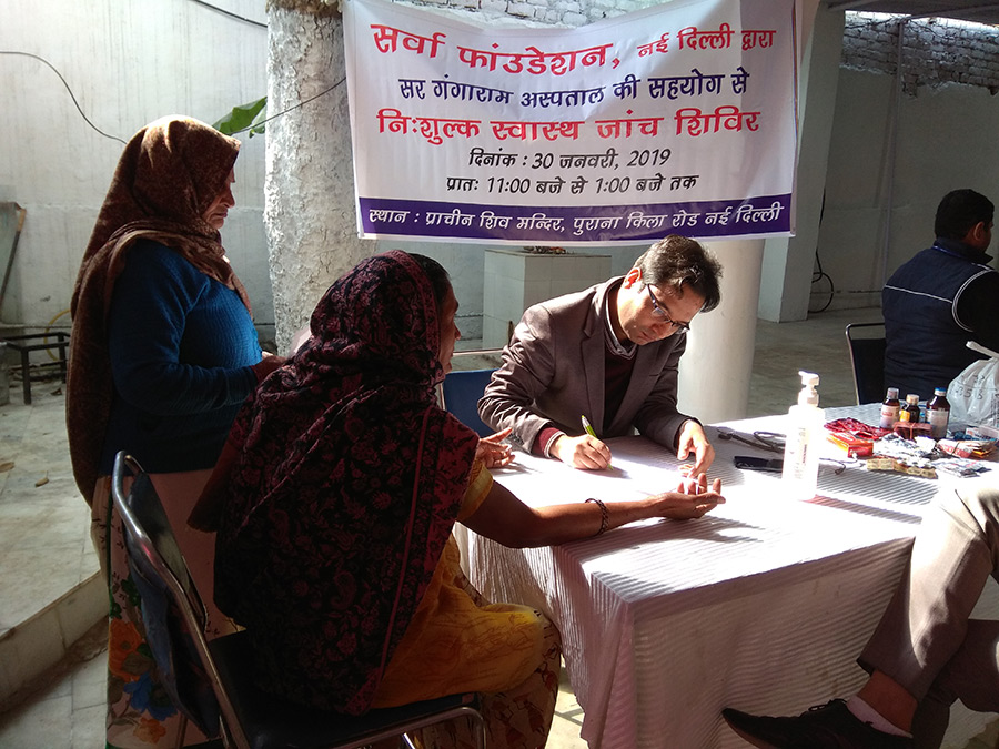 Health Check up and medicine distribution camp at Purana Qila Road, New Delhi